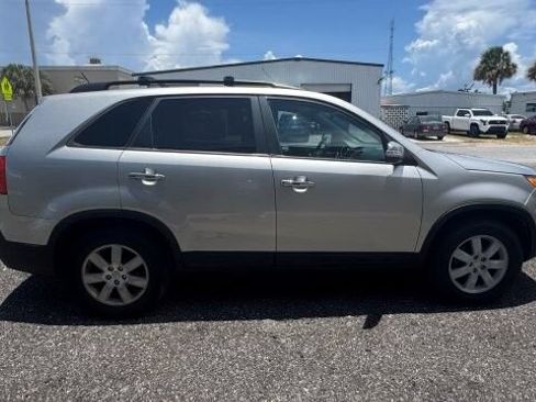 Used 2013 Kia Sorento LX w/ Convenience Pkg FWD image 6