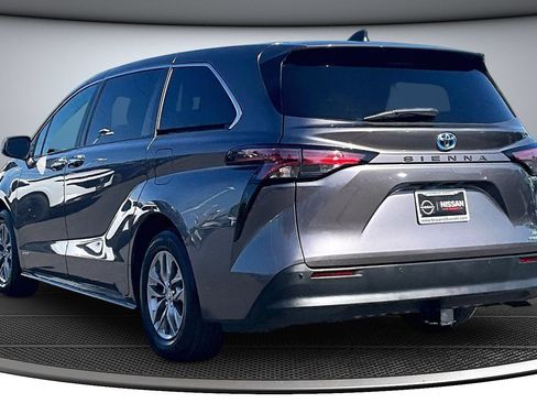Used 2021 Toyota Sienna XLE FWD image 4