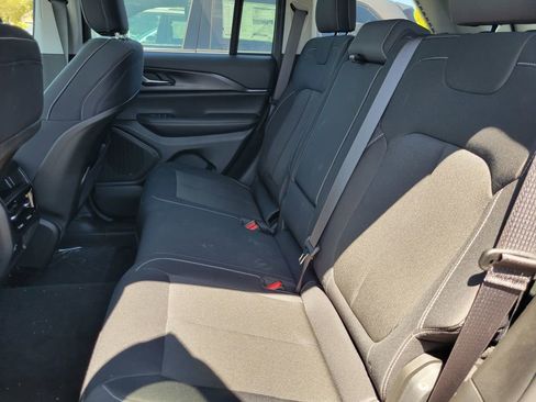 New 2023 Jeep Grand Cherokee Laredo image 4