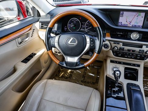 Used 2014 Lexus ES 300h w/ Luxury Package w/Bamboo Trim image 14