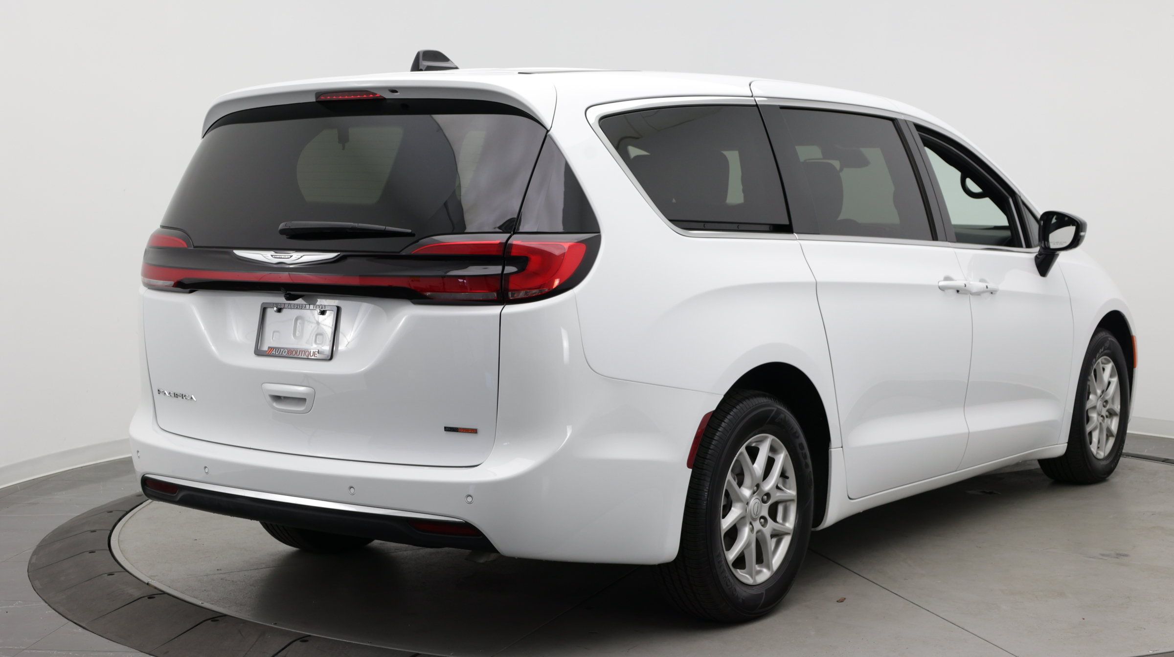 Used 2026 Chrysler Pacifica Select FWD image 7