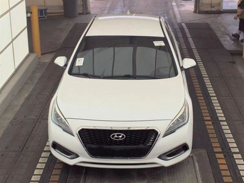 Used 2017 Hyundai Sonata SE image 2
