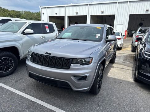 Used 2019 Jeep Grand Cherokee Altitude AWD/4WD image 1