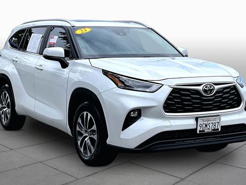 Used 2023 Toyota Highlander XLE image 2