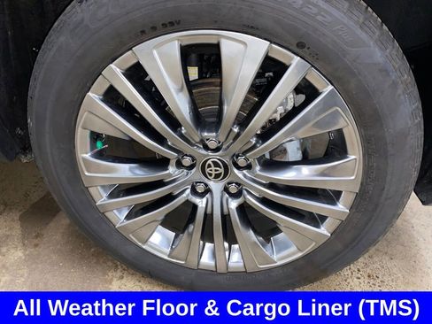Used 2024 Toyota Venza Limited image 15