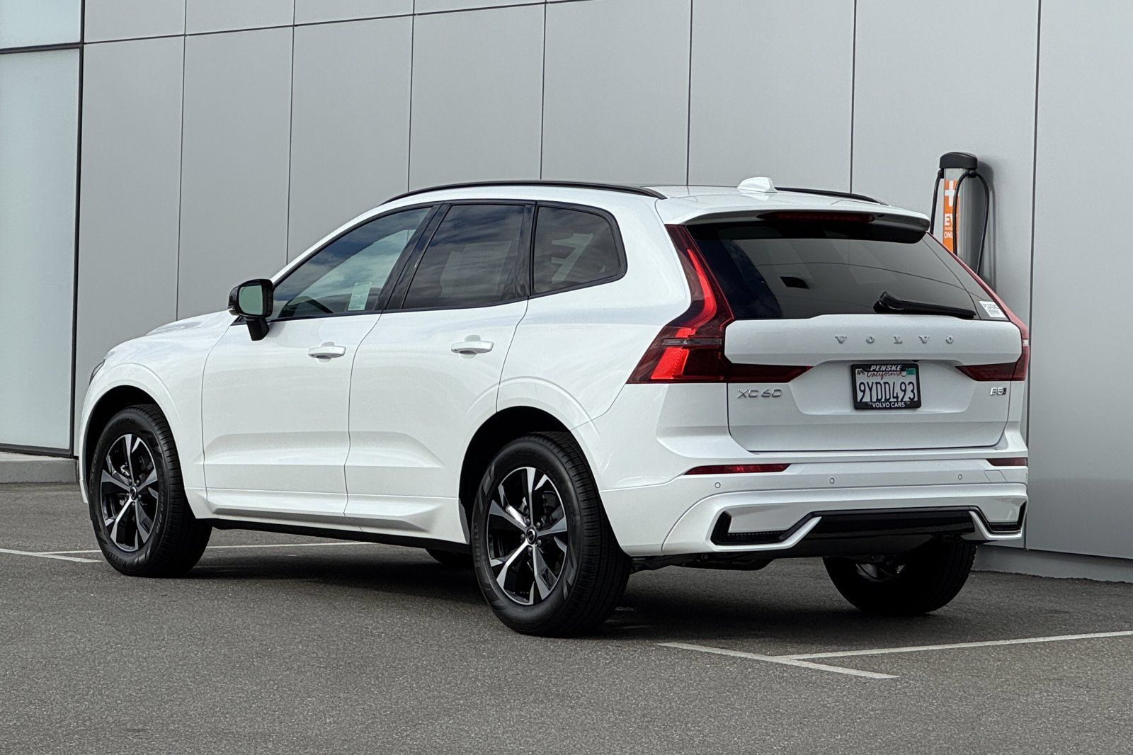 Used 2026 Volvo XC60 B5 Core AWD/4WD image 3