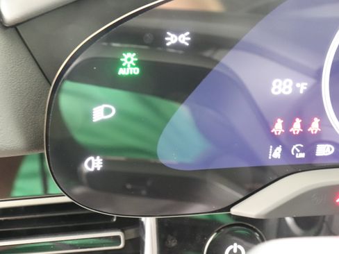 Used 2025 Porsche Taycan image 35