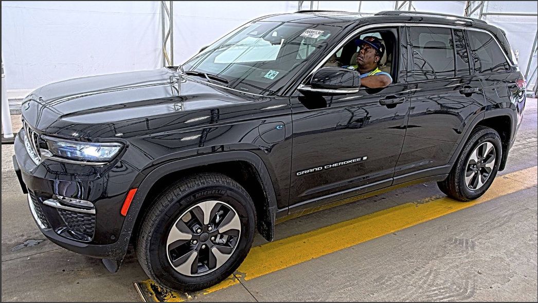 Used 2023 Jeep Grand Cherokee 4WD 4xe w/ Luxury Tech Group II image 7