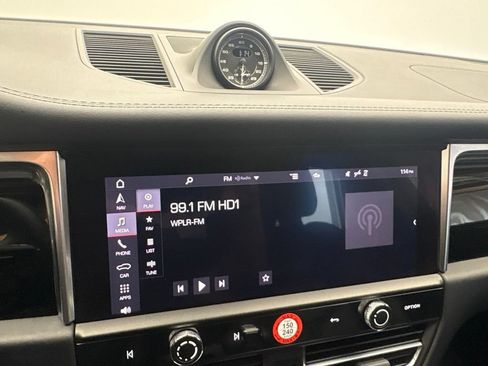 Certified 2024 Porsche Macan AWD/4WD image 33