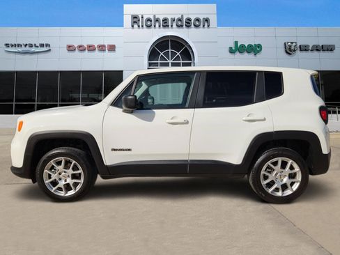 Used 2023 Jeep Renegade Latitude image 3
