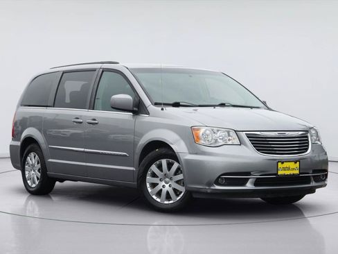 Used 2016 Chrysler Town & Country Touring FWD image 2