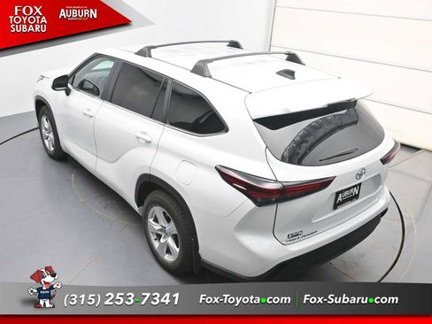 Used 2025 Toyota Highlander LE FWD image 24