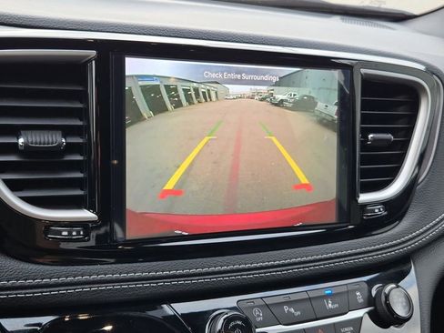 Used 2025 Chrysler Pacifica Select image 34