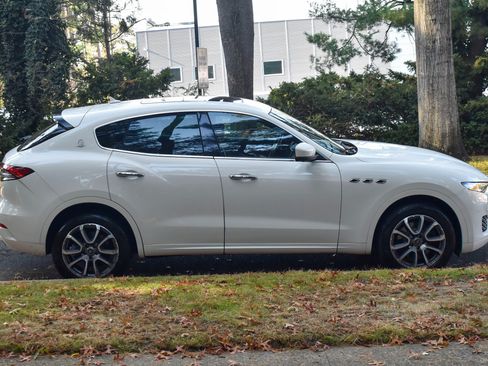 Used 2021 Maserati Levante AWD/4WD image 11