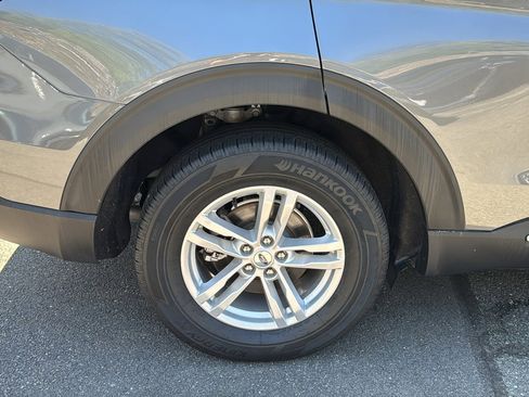 Certified 2022 Ford Explorer XLT w/ Equipment Group 202A AWD/4WD image 9