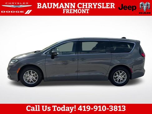 Used 2025 Chrysler Pacifica Select FWD image 3