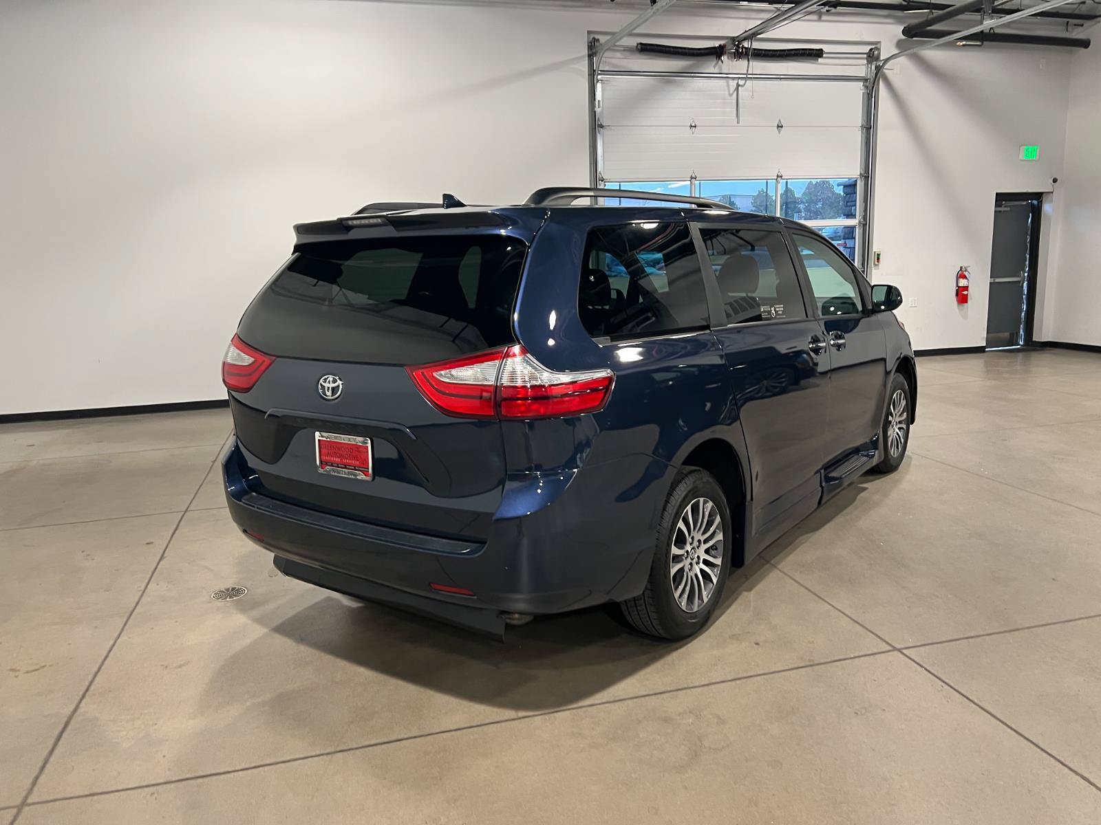 Used 2018 Toyota Sienna XLE w/ XLE Navigation Package FWD image 3