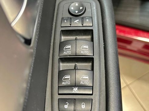 Used 2023 Chrysler Pacifica Limited w/ Uconnect Theater Family Group FWD image 34