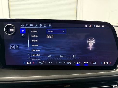 Used 2025 Chevrolet Traverse LT FWD image 17