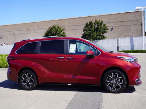 Used 2025 Toyota Sienna Platinum AWD/4WD image 4