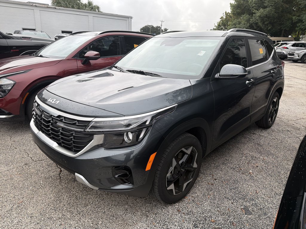 Certified 2025 Kia Seltos EX w/ EX Sunroof Package FWD image 3