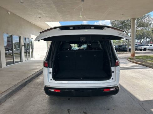 Used 2023 Jeep Wagoneer Series III w/ Preferred Equipment Group image 37