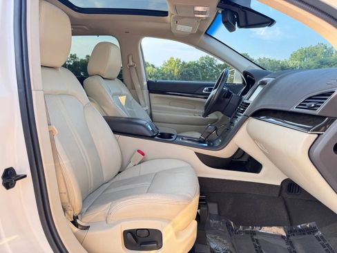 Used 2013 Lincoln MKT AWD image 30