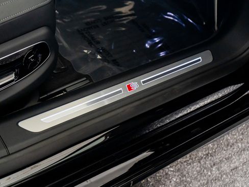 Used 2025 Audi S8 image 32