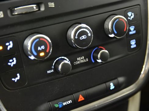 Used 2018 Dodge Grand Caravan SE w/ UConnect Hands-Free Group FWD image 19