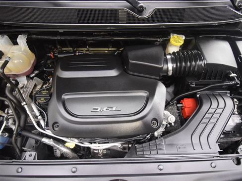 Used 2023 Chrysler Pacifica Touring-L FWD image 26