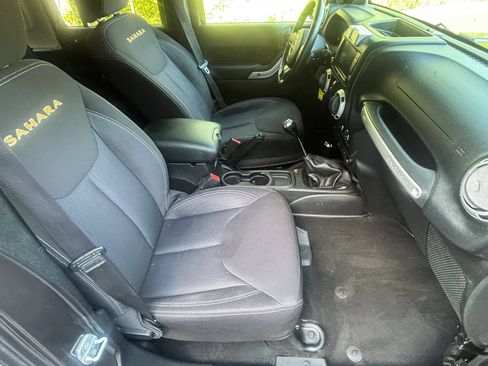 Used 2014 Jeep Wrangler Unlimited Sahara w/ Dual Top Group AWD/4WD image 22