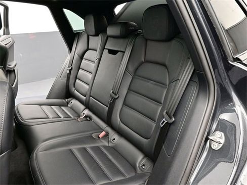 Used 2025 Porsche Macan image 17