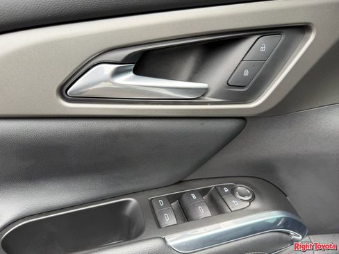 Used 2025 Chevrolet Traverse LT w/ Driver Confidence Package FWD image 24