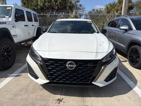 Used 2023 Nissan Altima 2.5 SR image 2