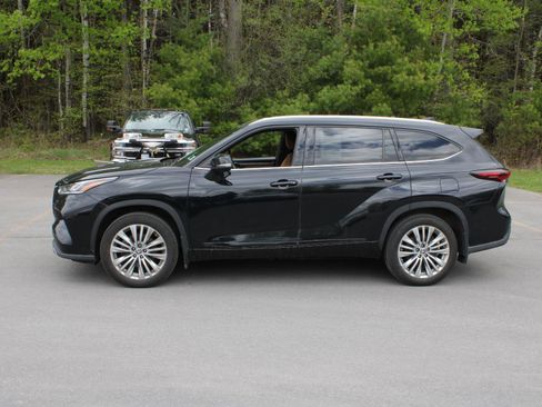 Used 2024 Toyota Highlander Platinum AWD/4WD image 5