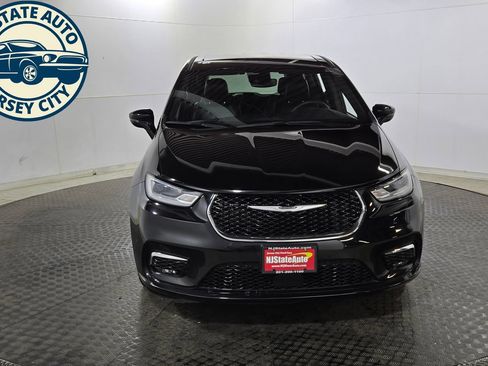 Used 2025 Chrysler Pacifica Select FWD image 2