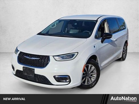 Used 2024 Chrysler Pacifica Limited FWD image 1