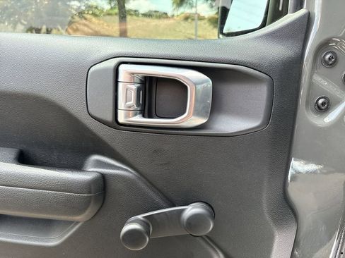 Used 2023 Jeep Gladiator Sport image 14