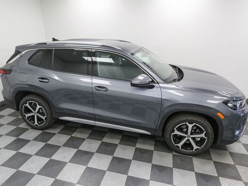 New 2025 Volkswagen Tiguan SE image 5