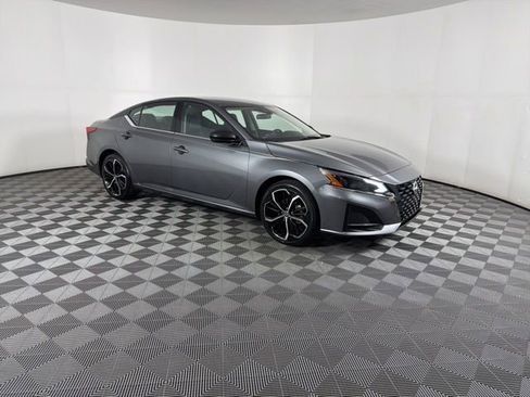 Used 2024 Nissan Altima 2.5 SR FWD image 2