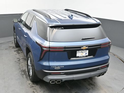 Used 2025 Chevrolet Traverse LT image 36