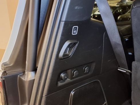 Used 2024 Jeep Wagoneer Series II w/ Flexible Seating Group image 8