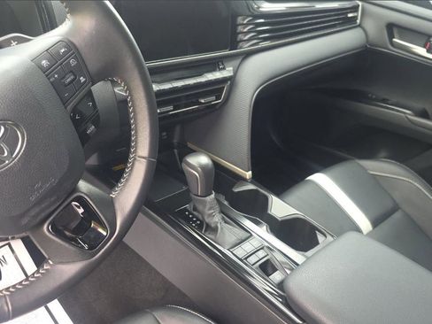 Used 2025 Toyota Camry SE image 8