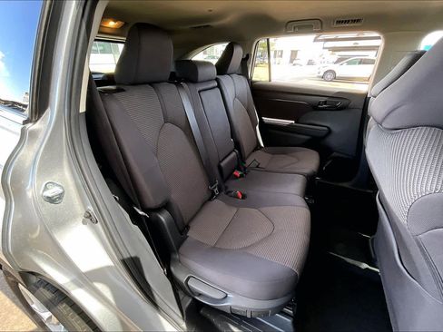 Used 2025 Toyota Highlander LE image 19