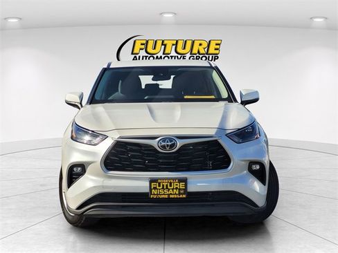 Used 2023 Toyota Highlander LE image 2