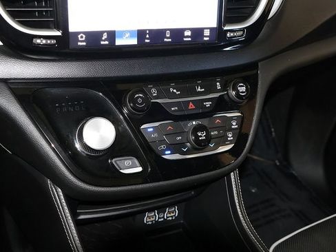 Used 2025 Chrysler Pacifica Limited FWD image 23