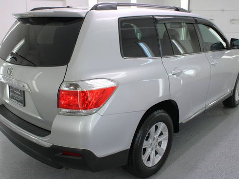 Used 2011 Toyota Highlander SE w/ Tow Pkg FWD image 10