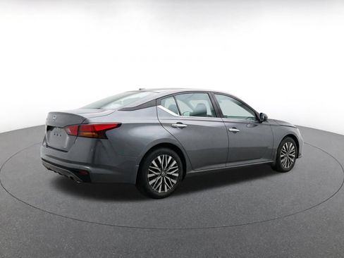 Used 2025 Nissan Altima 2.5 SV FWD image 9