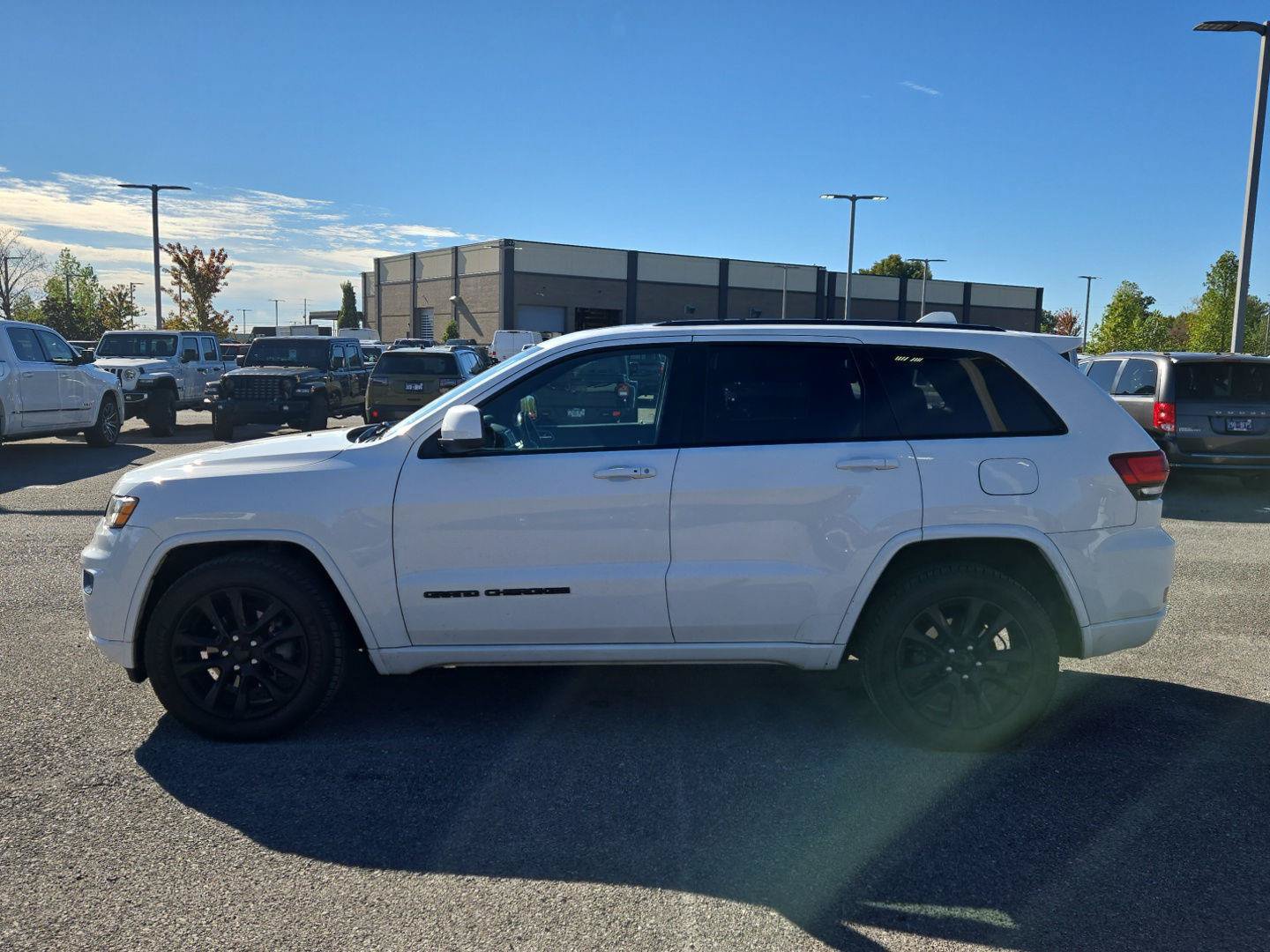 Used 2020 Jeep Grand Cherokee Altitude AWD/4WD image 4