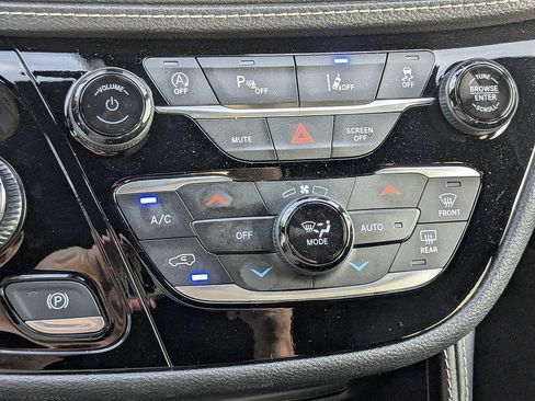 Used 2025 Chrysler Pacifica Limited FWD image 23